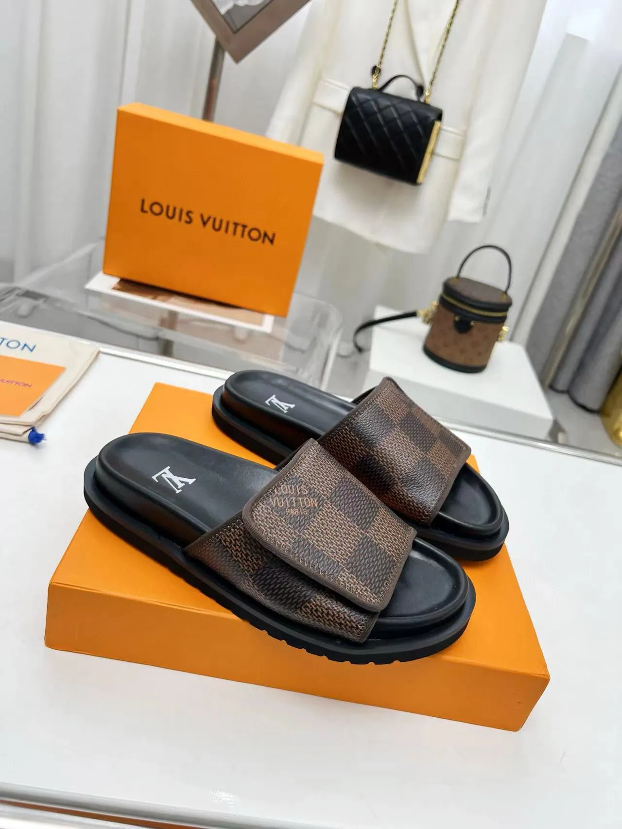 Factory price: 280💰LV luxury trainer slippers, made of first-layer calfskin, light and comfortable. The upper straps feature monogram embossing. Brings a unique color splicing effect. The precise fit of the insole and fine-grained rubber outsole are inspired by lv trainer size: 38-45